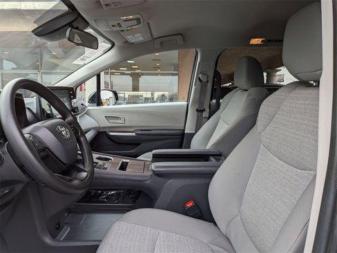 Used 2024 Toyota Sienna LE image 15