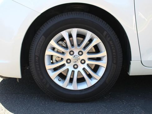 Used 2017 Toyota Sienna XLE Premium image 39