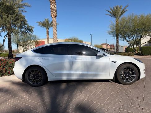 Used 2018 Tesla Model 3 Mid Range image 2