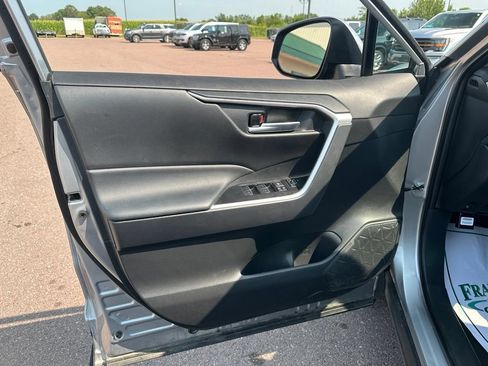 Used 2025 Toyota RAV4 XLE AWD/4WD image 11