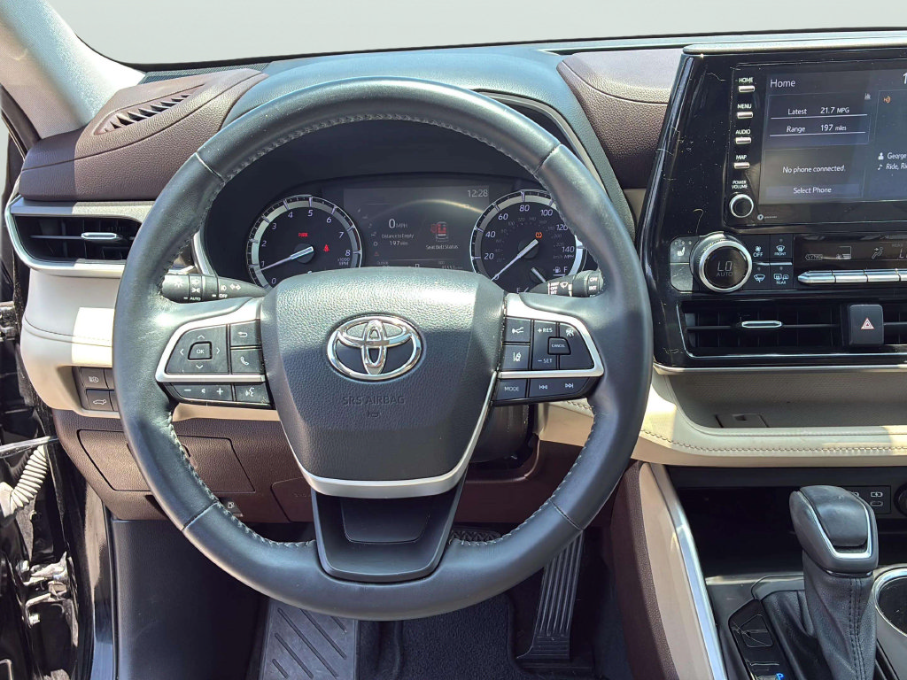 Used 2022 Toyota Highlander XLE FWD image 22