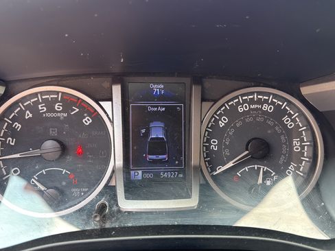 Used 2020 Toyota Tacoma SR5 AWD/4WD image 19