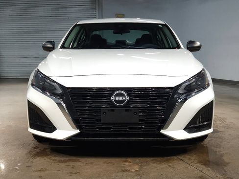 Used 2025 Nissan Altima 2.5 SV FWD image 2