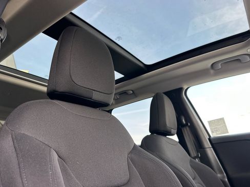 Used 2021 Jeep Renegade Latitude w/ Sun & Sound Group image 16