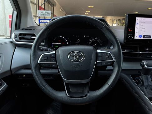 Used 2025 Toyota Sienna XLE FWD image 39