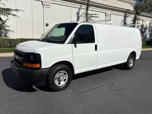 Used 2017 Chevrolet Express 2500 Extended image 2