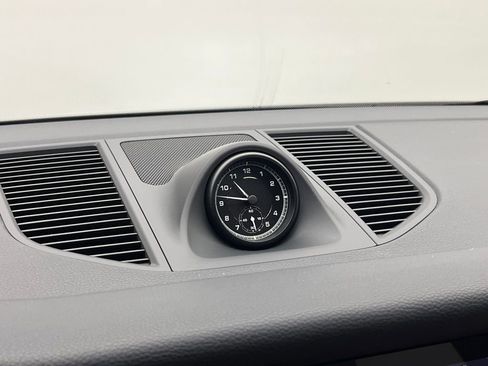 Certified 2025 Porsche Macan image 18