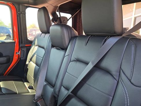 Used 2019 Jeep Wrangler Unlimited Sahara w/ Dual Top Group AWD/4WD image 29