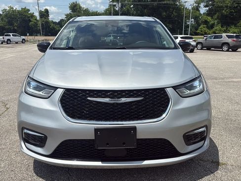 Used 2024 Chrysler Pacifica Touring-L FWD image 8