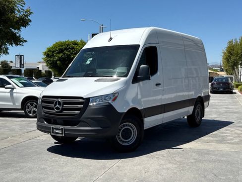 Used 2025 Mercedes-Benz Sprinter 2500 image 2