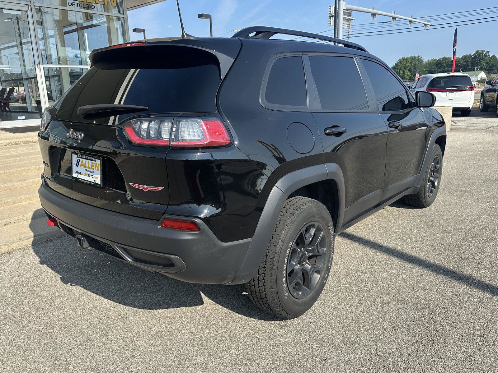 Used 2022 Jeep Cherokee Trailhawk w/ Premium Leather Package AWD/4WD image 11