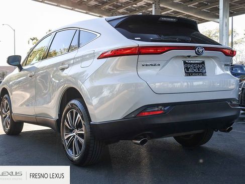 Used 2022 Toyota Venza LE image 4