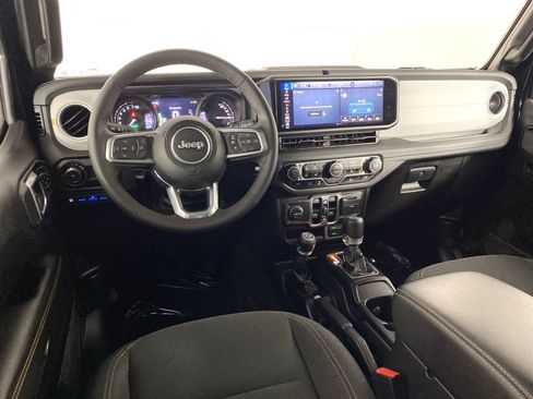 Used 2025 Jeep Wrangler Unlimited Sahara AWD/4WD image 19