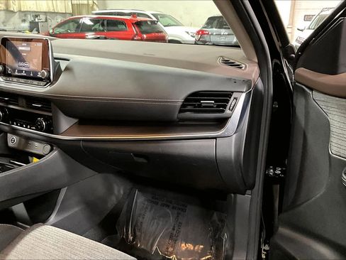 Used 2023 Nissan Rogue SV image 19