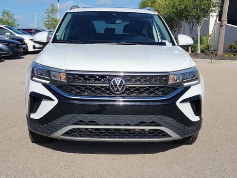 Used 2023 Volkswagen Taos SE w/ Panoramic Sunroof Package FWD image 2