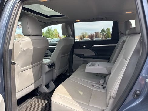 Used 2019 Toyota Highlander XLE image 19