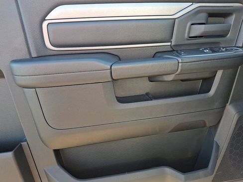 Used 2024 RAM 2500 Tradesman w/ Chrome Appearance Group image 12