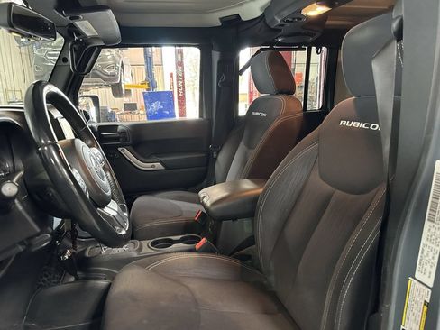 Used 2014 Jeep Wrangler Unlimited Rubicon w/ Connectivity Group AWD/4WD image 2