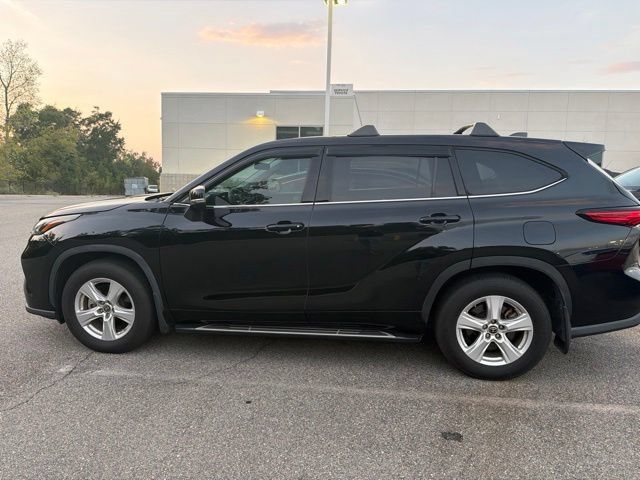 Used 2022 Toyota Highlander LE AWD/4WD image 17