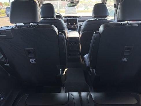 Used 2023 Jeep Grand Cherokee L Laredo image 7