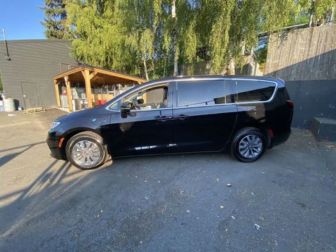 Used 2024 Chrysler Pacifica Limited FWD image 3