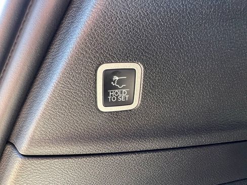 New 2027 Chrysler Pacifica Select FWD image 18