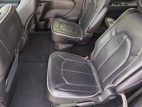 Used 2025 Chrysler Pacifica Limited image 19