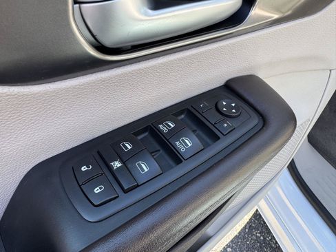 Used 2017 Chrysler Pacifica Touring-L FWD image 13