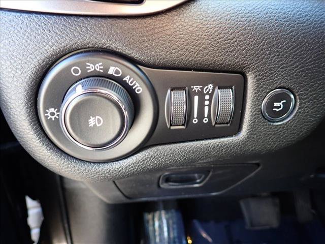 Used 2019 Jeep Cherokee Latitude Plus w/ Comfort/Convenience Group AWD/4WD image 16
