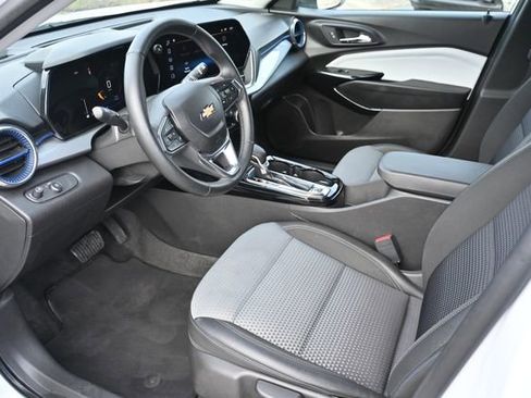 Used 2025 Chevrolet Trax LT w/ LT Convenience Package image 9