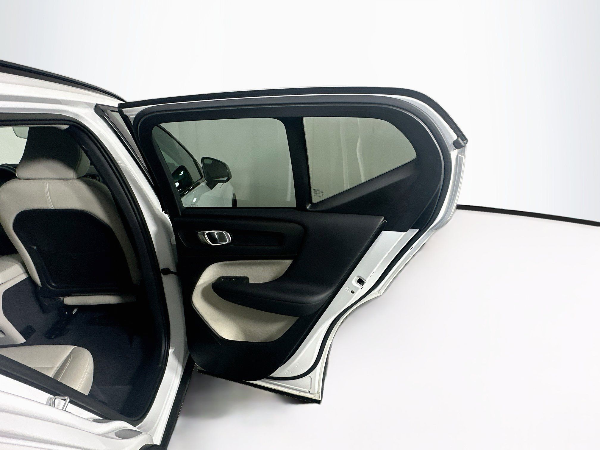 Used 2023 Volvo XC40 B4 Ultimate FWD image 30