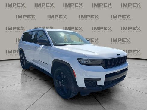 Used 2023 Jeep Grand Cherokee L Laredo image 7