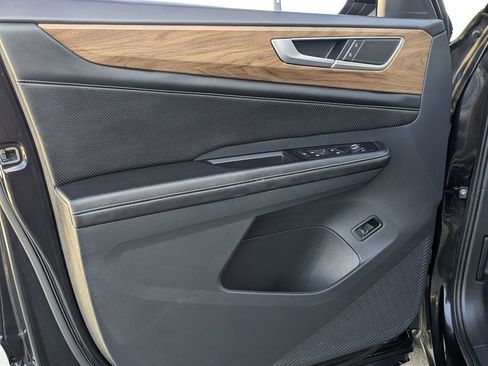 Used 2024 Volkswagen Atlas SE image 11