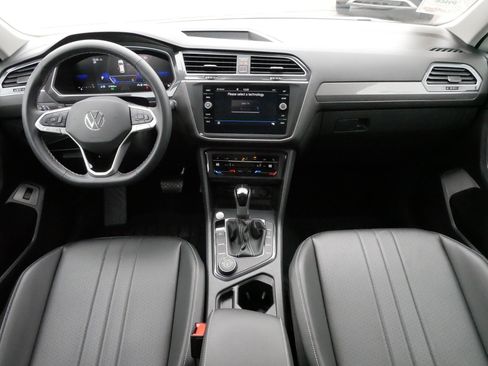 Certified 2024 Volkswagen Tiguan SE w/ Panoramic Sunroof Package image 10
