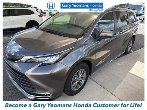 Used 2023 Toyota Sienna XLE image 1