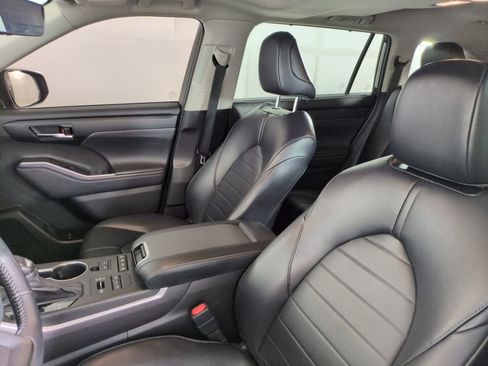 Used 2022 Toyota Highlander XLE image 12