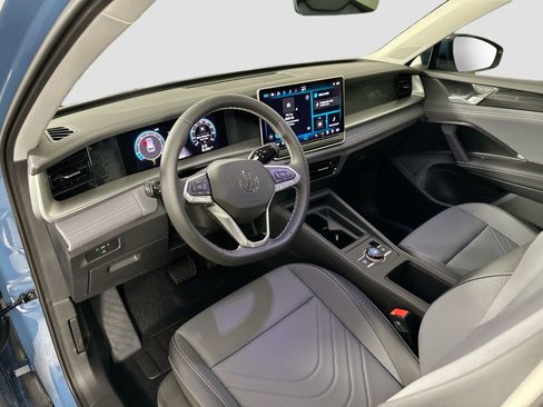 New 2025 Volkswagen Tiguan SE image 9