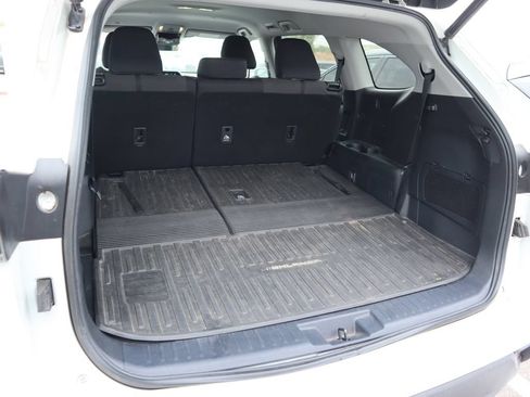 Used 2021 Toyota Highlander LE FWD image 12