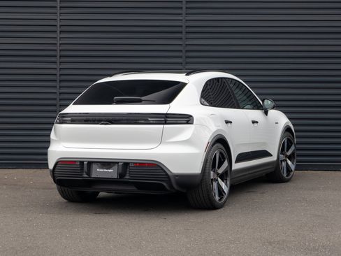 Certified 2025 Porsche Macan Electric image 8