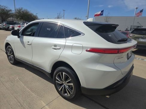 Used 2022 Toyota Venza LE image 4