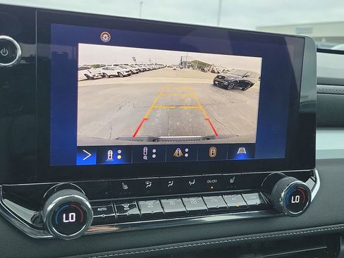 Used 2023 Chevrolet Colorado LT w/ LT Convenience Package III AWD/4WD image 16