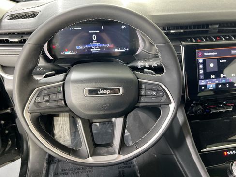 Used 2023 Jeep Grand Cherokee Laredo w/ Luxury Tech Group I AWD/4WD image 11