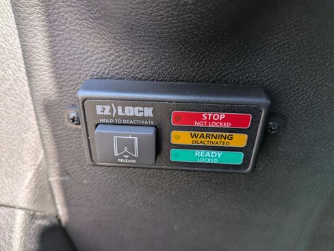 Used 2025 Chrysler Pacifica Select image 17