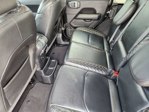 Used 2023 Jeep Wrangler Unlimited Sahara AWD/4WD image 38