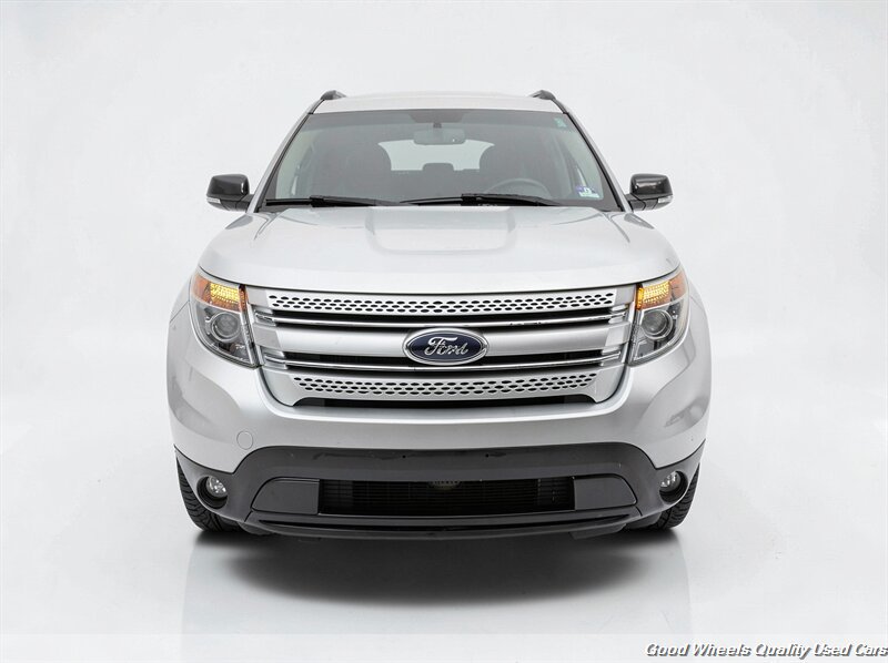 Used 2015 Ford Explorer XLT w/ Equipment Group 202B FWD image 2
