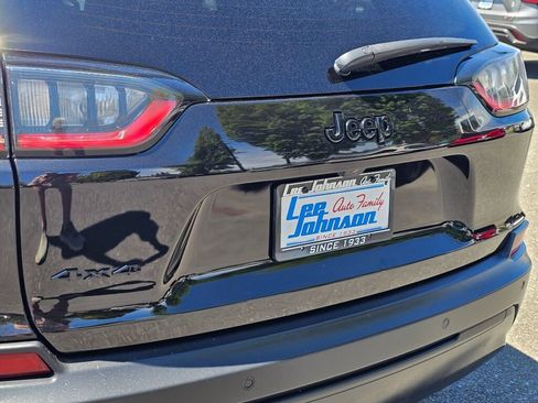 Used 2021 Jeep Cherokee Latitude Plus AWD/4WD image 23