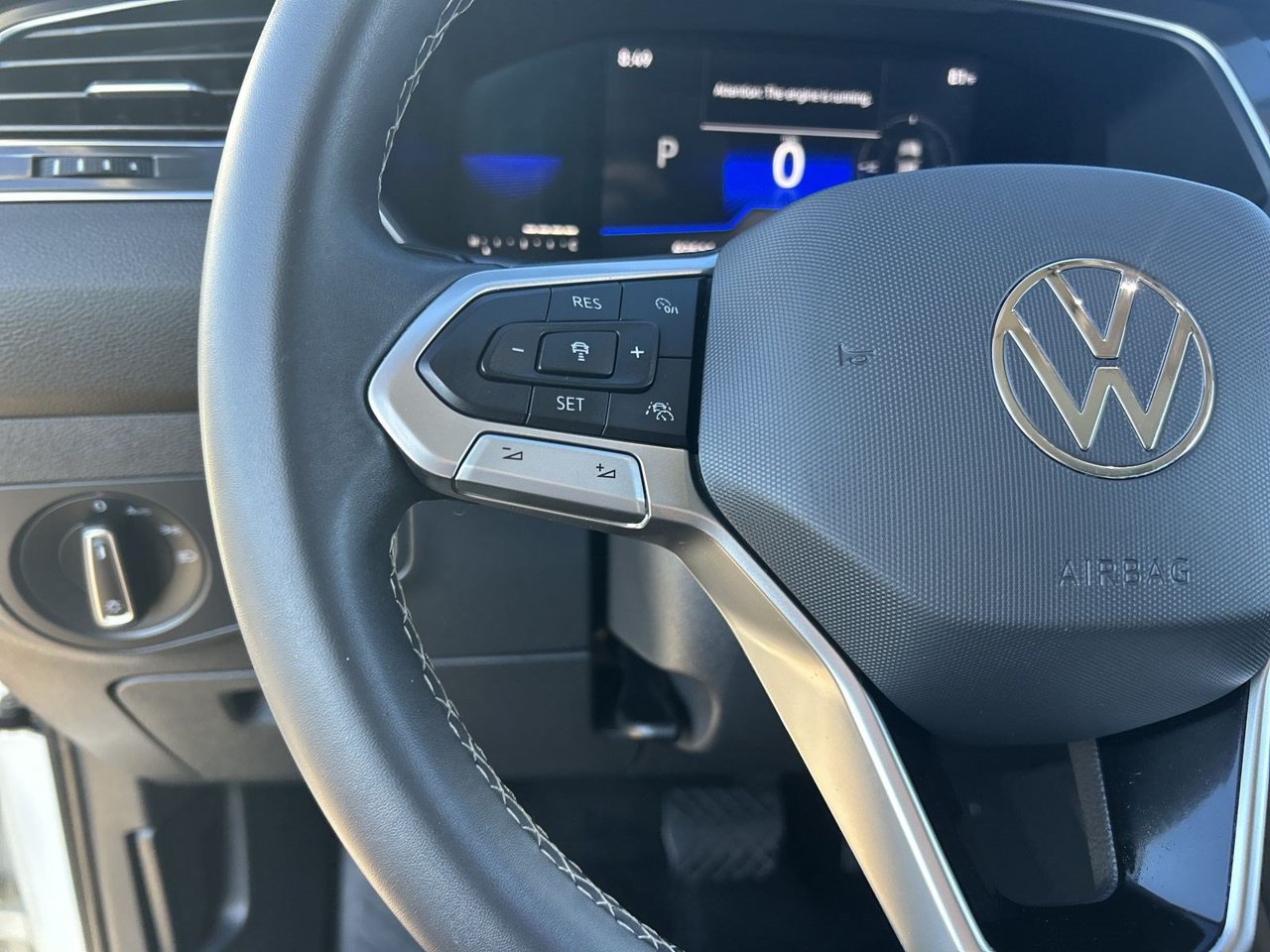Used 2022 Volkswagen Tiguan SE w/ Panoramic Sunroof Package FWD image 21