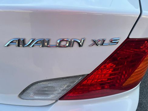 Used 2000 Toyota Avalon XLS FWD image 5