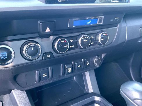 Used 2022 Toyota Tacoma TRD Off-Road image 33