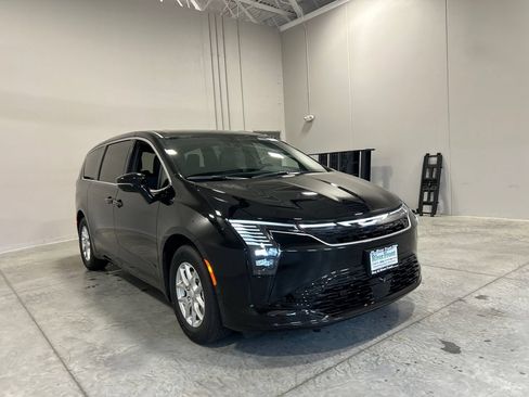 New 2027 Chrysler Pacifica Select FWD image 4
